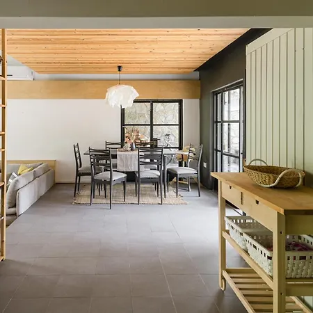 Rose Willow, #feelslikehome Holiday home